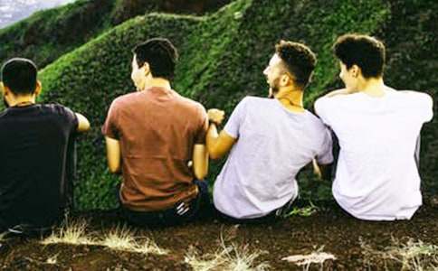 如何学会与同学交往